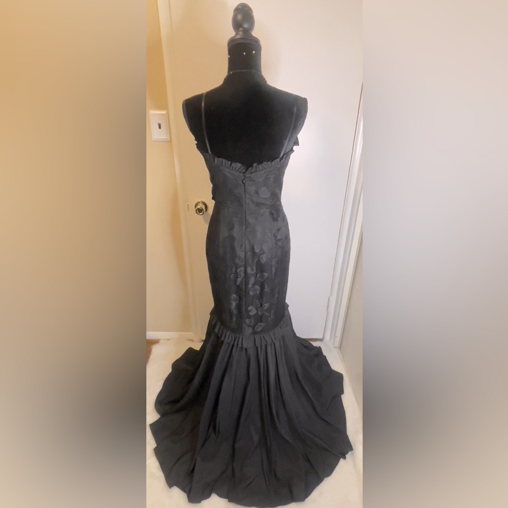 Size 6 Max and Cleo Formal Black Gown in excellent used condition. Worn once. - Picture 9 of 9